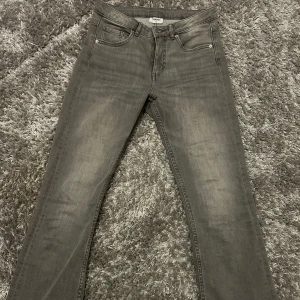 Grå lågmidjade bootcut jeans  - Snygga grå jeans från Kappahl i storlek 158. De har en klassisk femficksdesign. Tryck på köp nu så postar jag så snart som möjligt! 💗