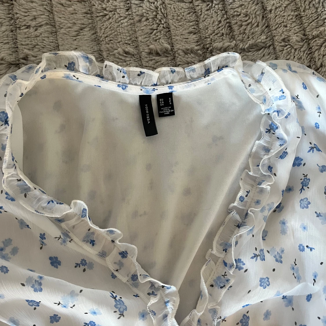 Vit blommig klänning från Vero Moda!🌸 - 2