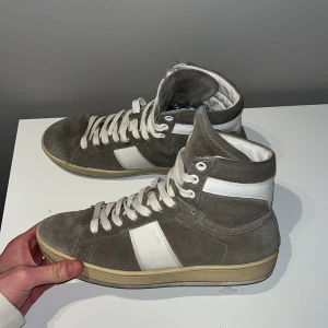 Saint Laurent sl/02 - Saint Laurent skor Storlek 40 Helt okej skick Vid frågor eller funderingar är det bara att skriva!