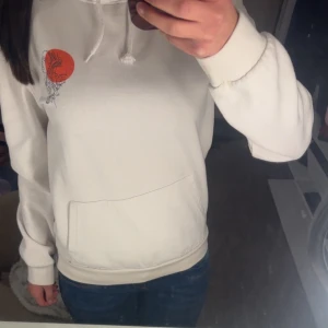 Vit hoodie med tryck - Skitsnygg hoodie med tryck på bröstet och ryggen! Passar både XS och S!! Kan gå ner i pris!