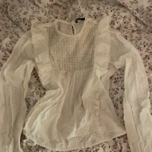 Söt blus - Supersöt blus från Zara i fint skick. Endast använd en gång.🤍