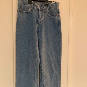 Blåa raka jeans med medel midja - Snygga blå jeans med medelhög midja. De har en rak passform och är perfekta för en avslappnad stil. Midjemått är 25 och längden 32. 