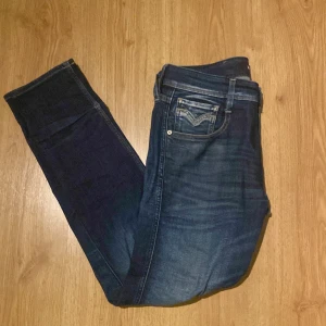 Replay jeans  - Replay jeans i färgen blå, storlek 28/30 modell anbass/slim. Jeansen har tyvärr gått sönder i grenen (se bild). De går säkert att fixa men har inte de kunskaperna så säljer billigt. Hör av er vid frågor eller funderingar. 😊📦💬