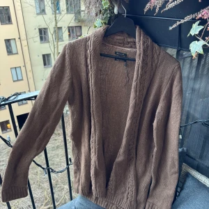 Brun kofta från Massimo Dutti - Mycket fin och unik modell passa på! 🤩  •Skick: 8.5/10 delvis nopprig  •storlek📏: S enligt plagget utifrån mått S-M  •Nypris/Butikspris:💰 ~1299kr   Köp gärna i bundles för att underlätta i frakt och på detta vis blir jag mer flexibel i pris! Våga buda! 🚚🤝