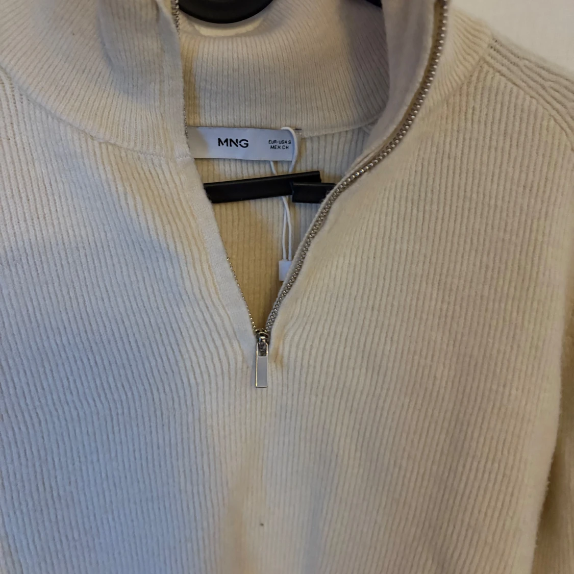 Beige ribbad tröja från MNG