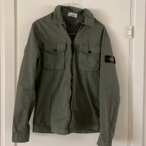 Stone island junior overshirt Musk green. - Snyggaste jackan i fin grön färg från stone Island. Storlek 170/14 Ej prut bart 