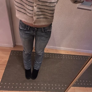 Lågmidjade jeans - Säljer dessa blå lådmidjade jeans från DBC då de inte kommer till användning😍Dom har ingen storlek men passar mig som annars har 27/34. Alltså är de typ 36/38