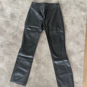 Svarta skinnbyxor från C.W. - Fina Bootcut skinnbyxor från Carin Wester. Knappt använda och superfint skick!