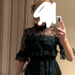 Grön spetsklänning - Elegant grön spetsklänning med volanger och trekvartsärmar. Perfekt för en stilfull kväll. Klänningen har en hög hals och en vacker struktur som ger en sofistikerad look.👀 Pris kan diskuteras! Köpt för 800, mitt pris: 250.