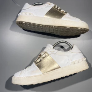 Valentino Skor - Hej! Säljer nu mina skor från märket Valentino, storlek 40,5, bra skick. Givetvis äkta, Tveka inte på att höra av dig om du har frågor eller funderingar kring skorna!