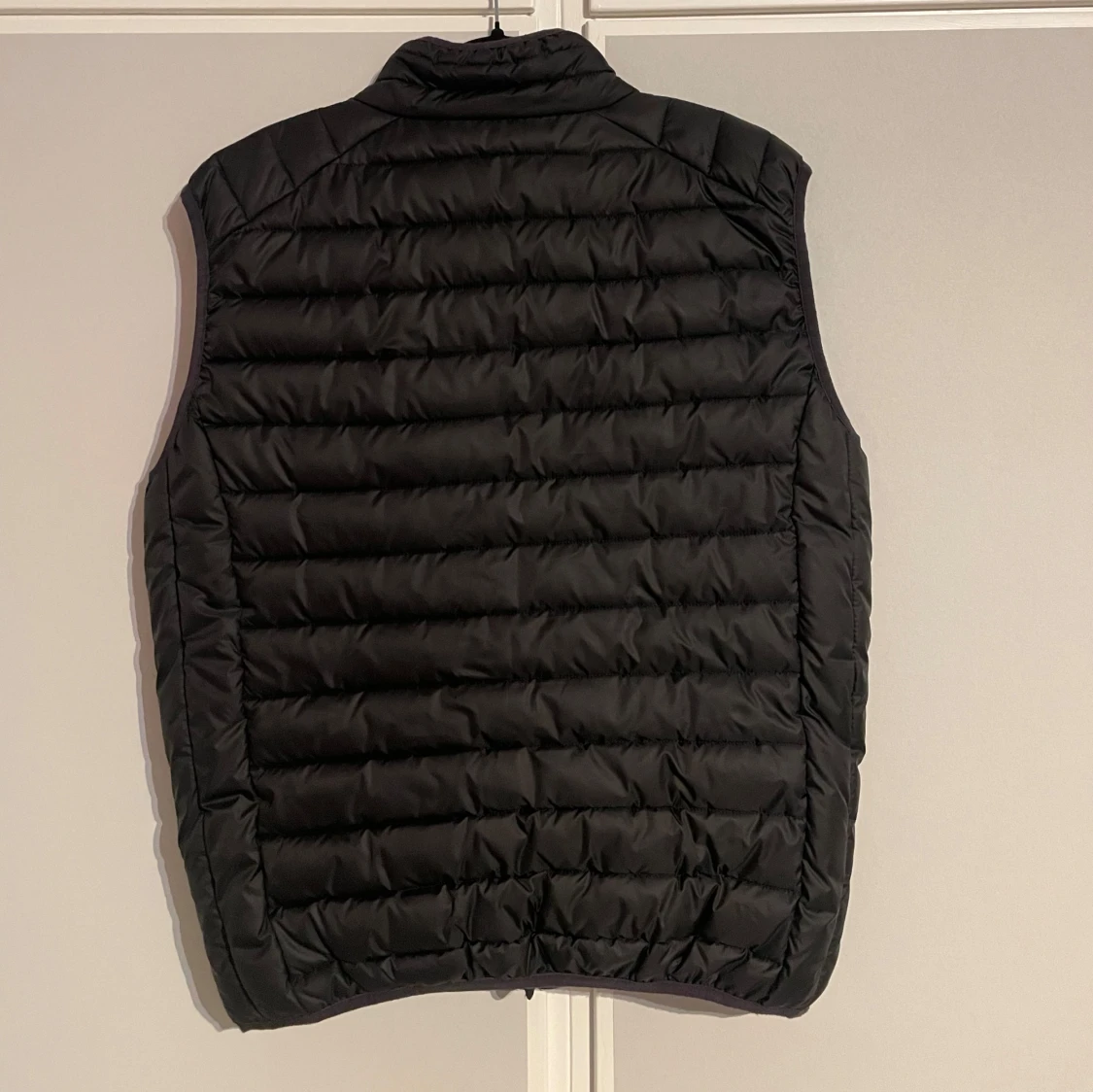 Svart dunväst från Ellesse - 1