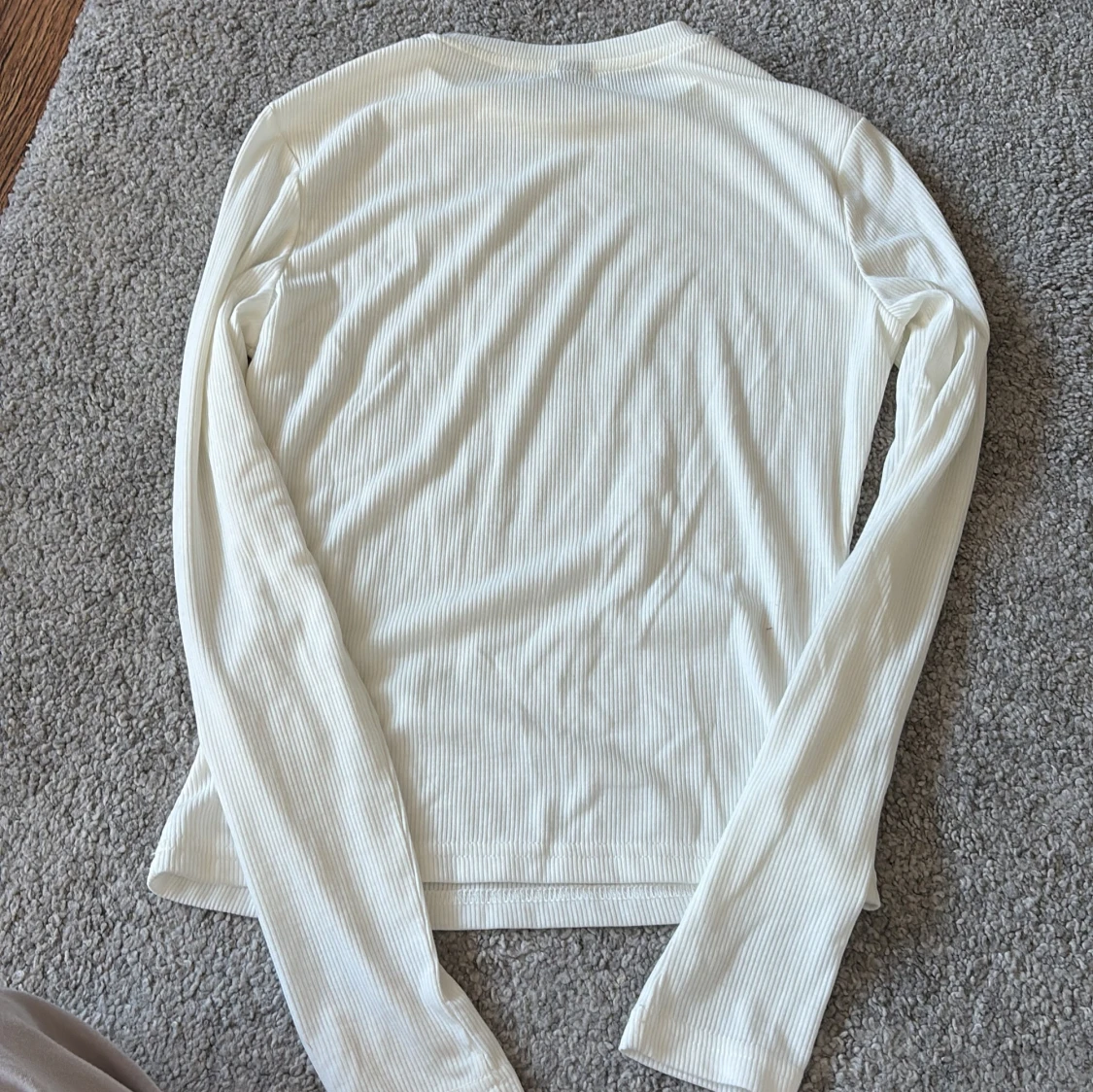Vit ribbad långärmad topp från evolusHEIN - 1