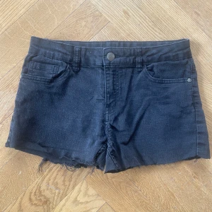 Jeans shorts - Snygga jeans shorts. Dom ser lite blåa ut på bild men är o verkligheten svarta. (Är i storlek 13-15 år, men skulle motsvara de till  xxs/xs)