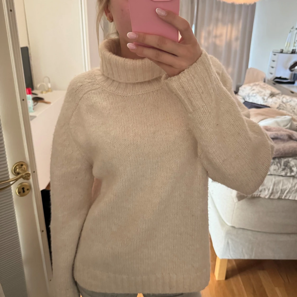 Vit stickad polotröja