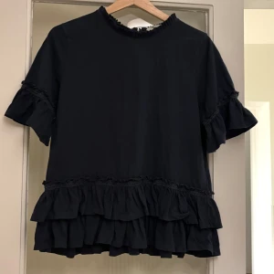 Odd Molly blus  - Säljer en marinblå blus ifrån odd Molly! Mycket fin med volanger på ärmar och nertill💕 Skriv vid frågor eller fler bilder😊