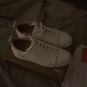 Christian loubutins - Vita Christian loubutins utan spikar. Stiliga skor som passar in med olika färger. Inköpta för ett tag sedan men knappt andvända. Pris kan diskuteras vid snabb affär annars är priset fast.