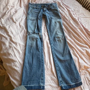 Lowrise bootcut jeans  - Lowrise bootcut jeans storlek xs/s innerbenslängd: 84 midjemått: 38 de ända defkterna är på bild 4 och 5