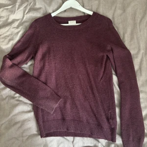 Vinröd stickad tröja - Vinröd stickad tröja från vila. Storlek xs men passar även s