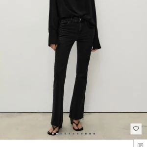 Svarta utsvängda jeans med medelhög midja Mango - Snygga svarta jeans med utsvängda ben och medelhög midja från mango i storlek 36. Ordinarie pris 429 kr.