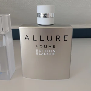 Chanel allure Homme sport edition blanche 150ml - Chanel allure Homme sport edition blanche 150ml. 140ml kvar ish. Köpt på Kastrup och säljer då den inte får användning.