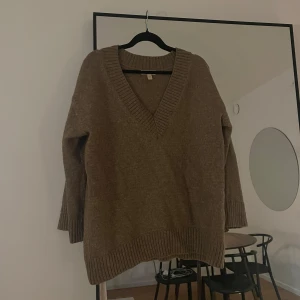 Brun stickad tröja med v-ringning - Säljer en mysig brun stickad tröja med v-ringning. 🤎