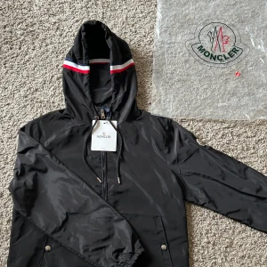 Moncler windbreaker - Snygg svart vindjacka från Moncler med huva och dragkedja. Skulle säga att den är storlek S men kan bero från person🤩 Tyvär ingen äkthetsbevis. kan gå ner vid pris vid snabbaffär🙌🏻