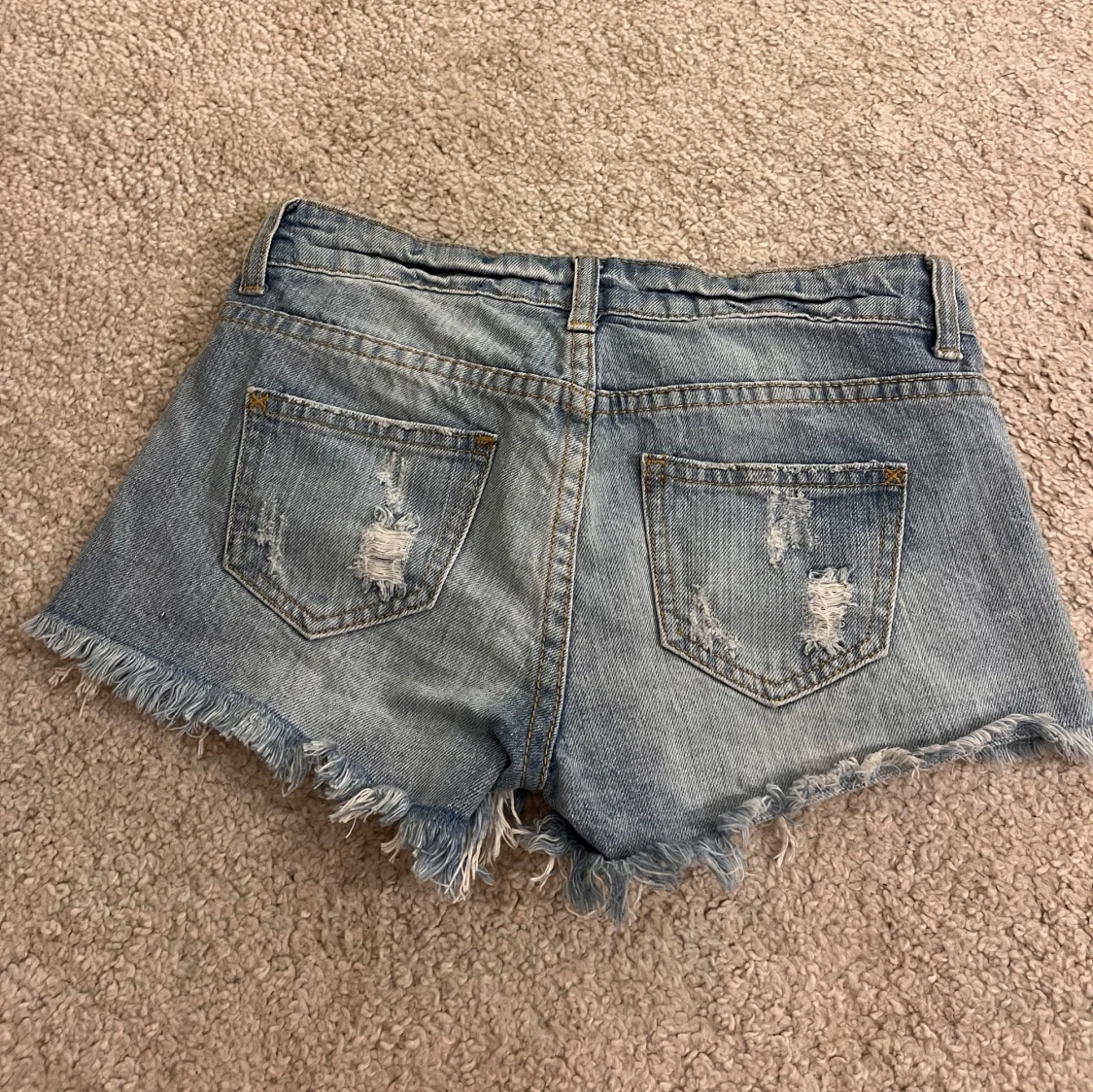 Lågmidjade jeansshorts  - 1