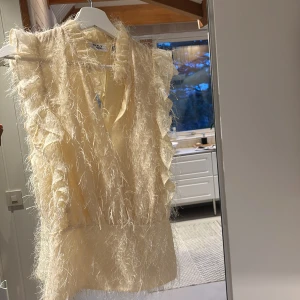 Fest topp från DAY - Säljer en fin fest blus från DAY! Anvönd max 2 gånger. Säljer pga att den inte kommer till användning💕står ingen storlek men skulle gissa på XS-M💕skriv för fler bilder. Pris kan diskuteras!