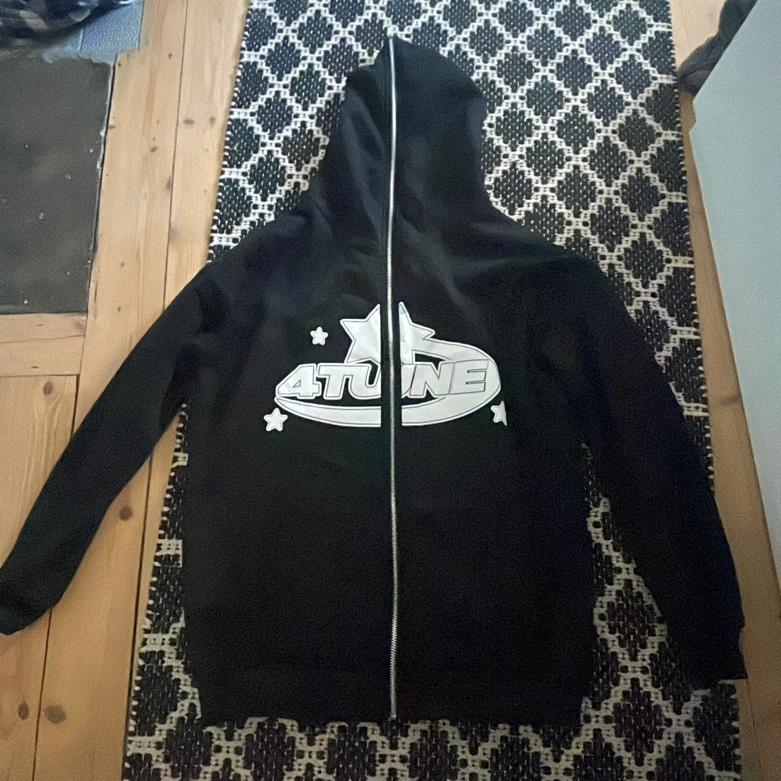 Svart hoodie med tryck från 4Tune