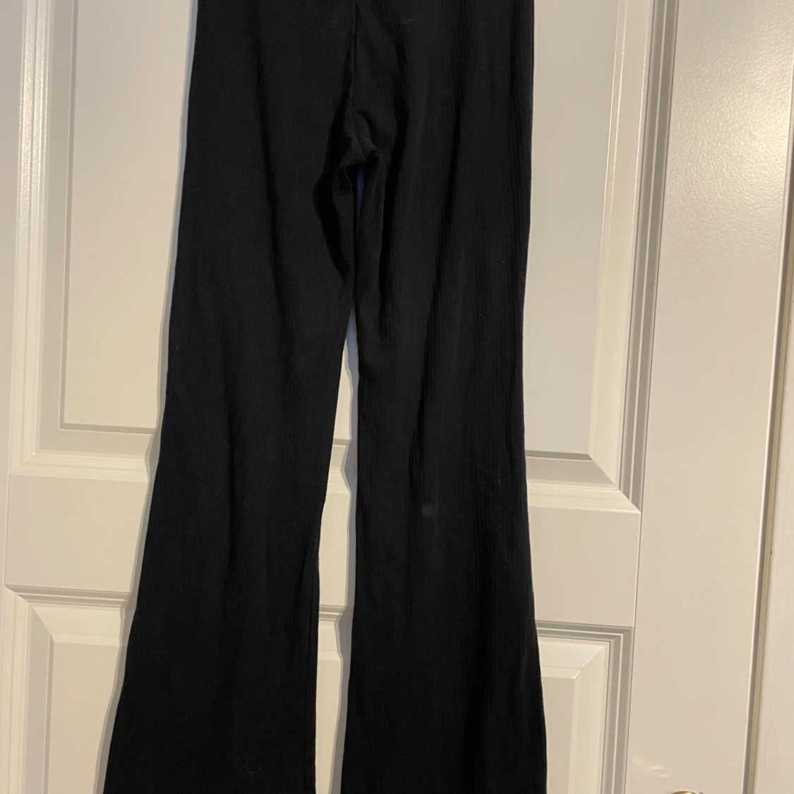 Svarta ribbade byxor från H&M - 1