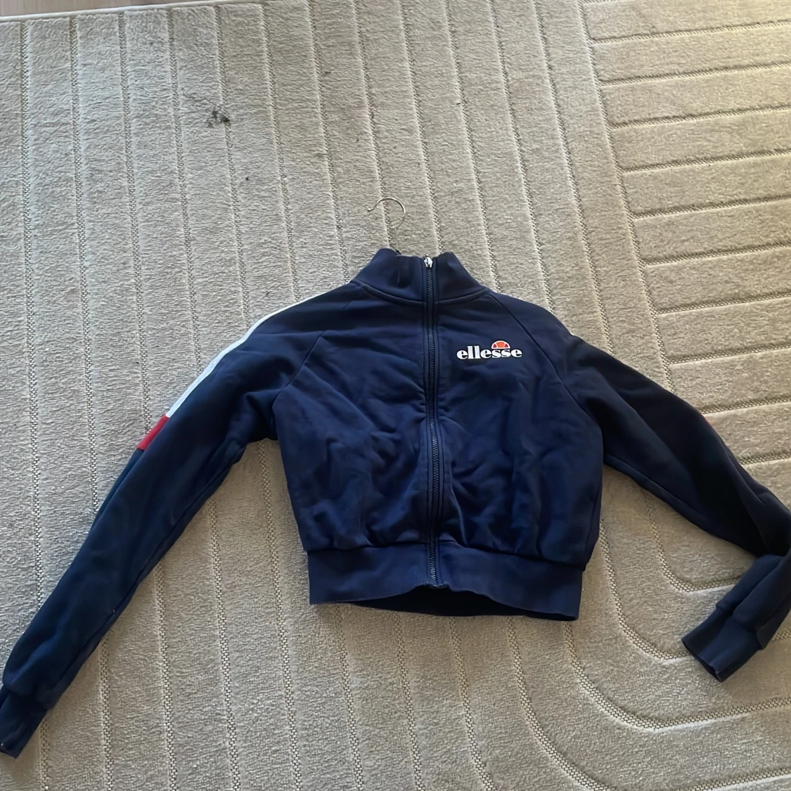 Mörkblå träningsjacka från Ellesse