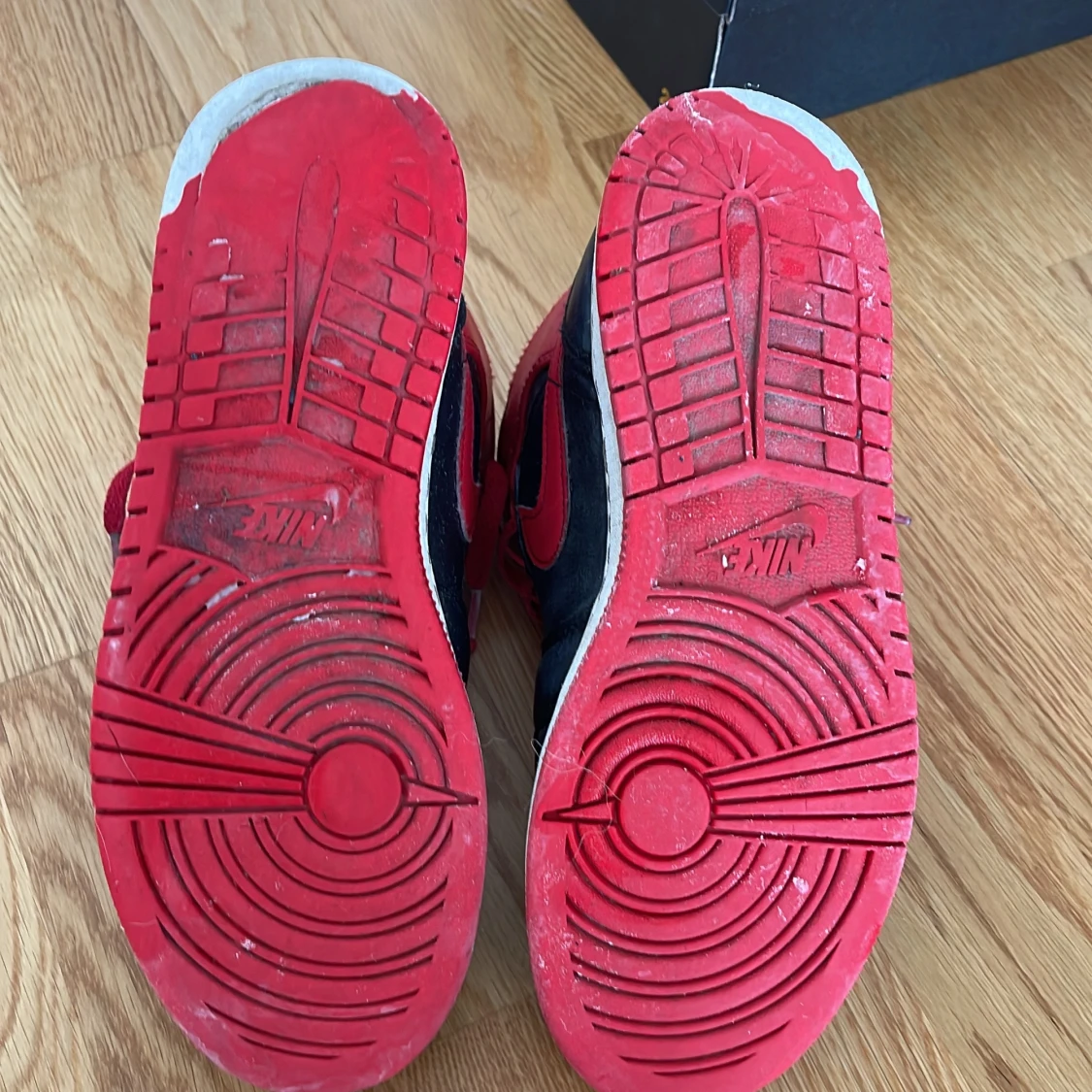 Nike Air Jordans i rött och svart - 2