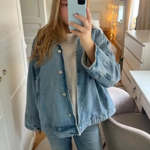 Blå jeansjacka - Supersnygg jeansjacka från Carin Wester. Sitter snyggt oversized. Nypris ca 1000kr🩷