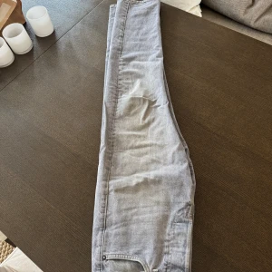 Jack & Jones - Grå jeans med storlek 29/32, passar dig som vill ha stilrena byxor som är relativt raka. 