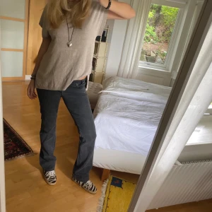 Lågmidjade bootcutjeans  - Så snygga bootcut/raka jeans med najs detaljer bak. Jag är 170