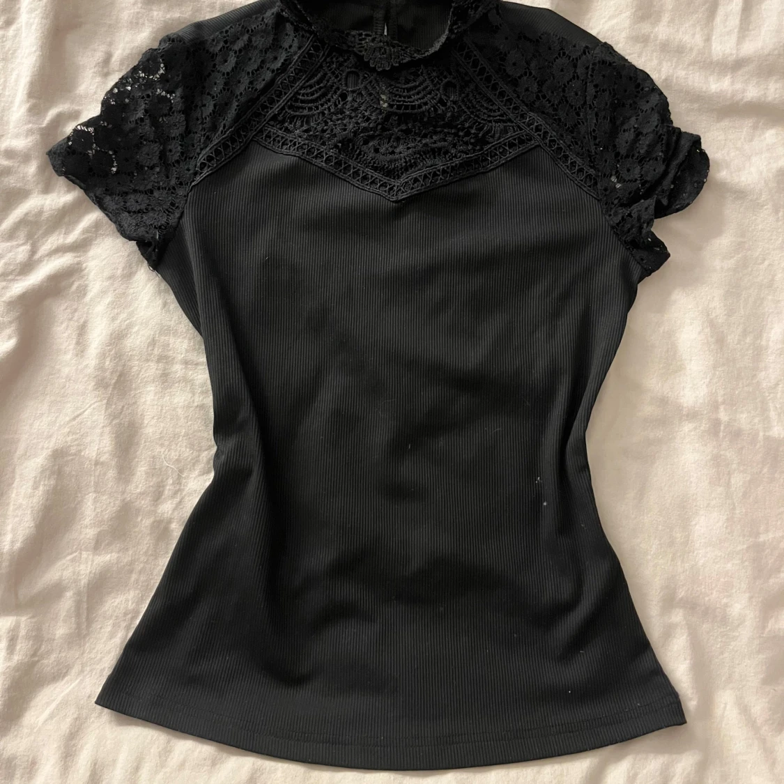 Svart ribbad topp med spetsdetaljer - 1
