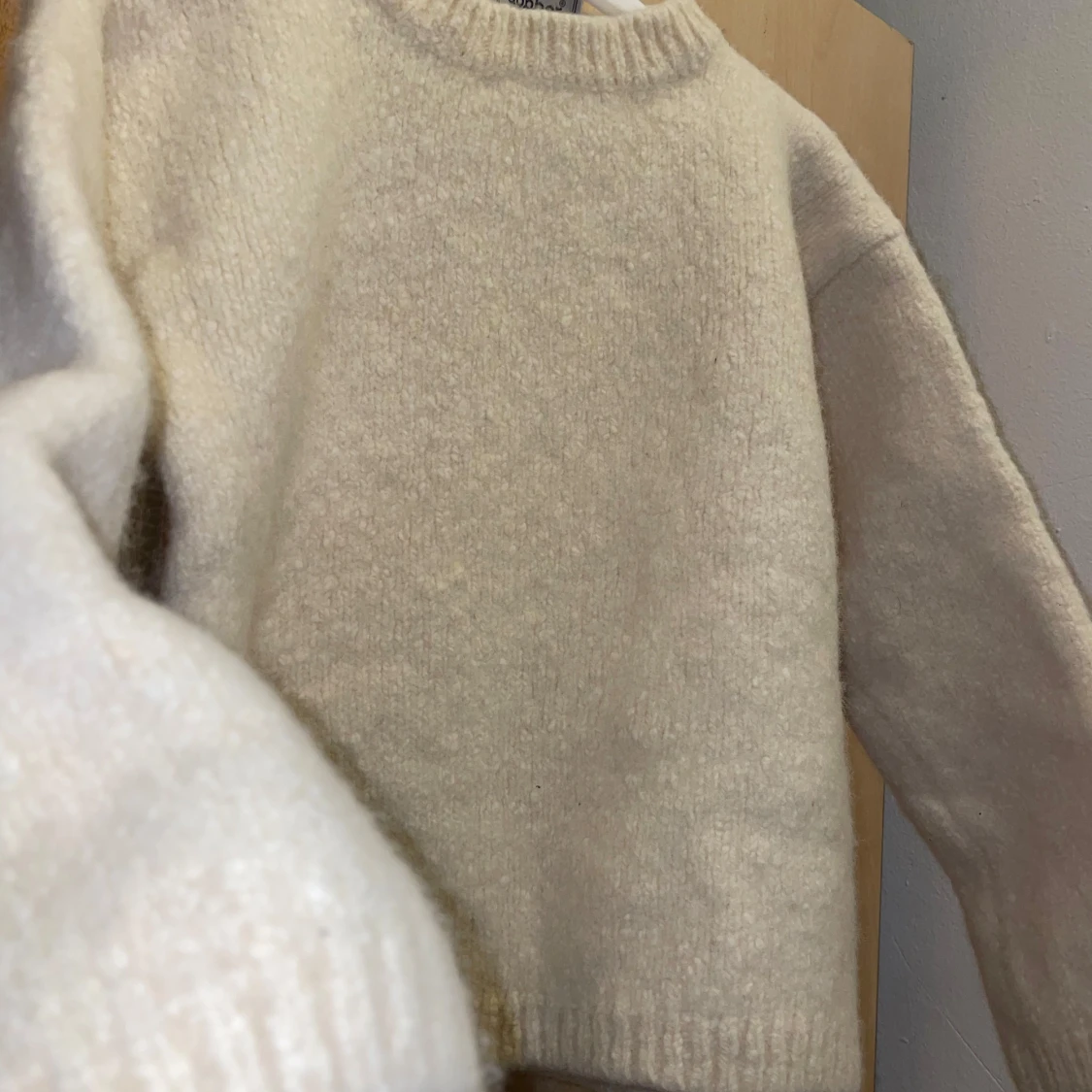 Beige/krämvit stickad tröja från Dobber - 1