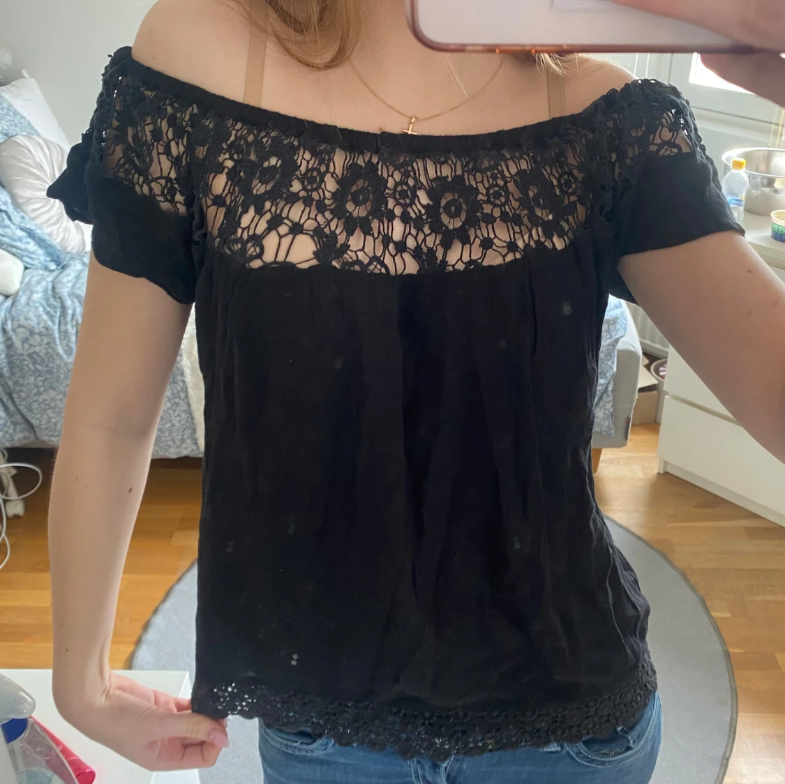 Svart offshoulder topp med spetsdetaljer