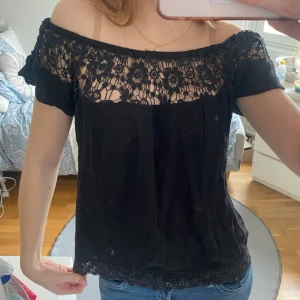 Svart offshoulder topp med spetsdetaljer - Super söt svart topp. Perfekt för sommaren! Vet inte varifrån den är ❣️❣️❣️