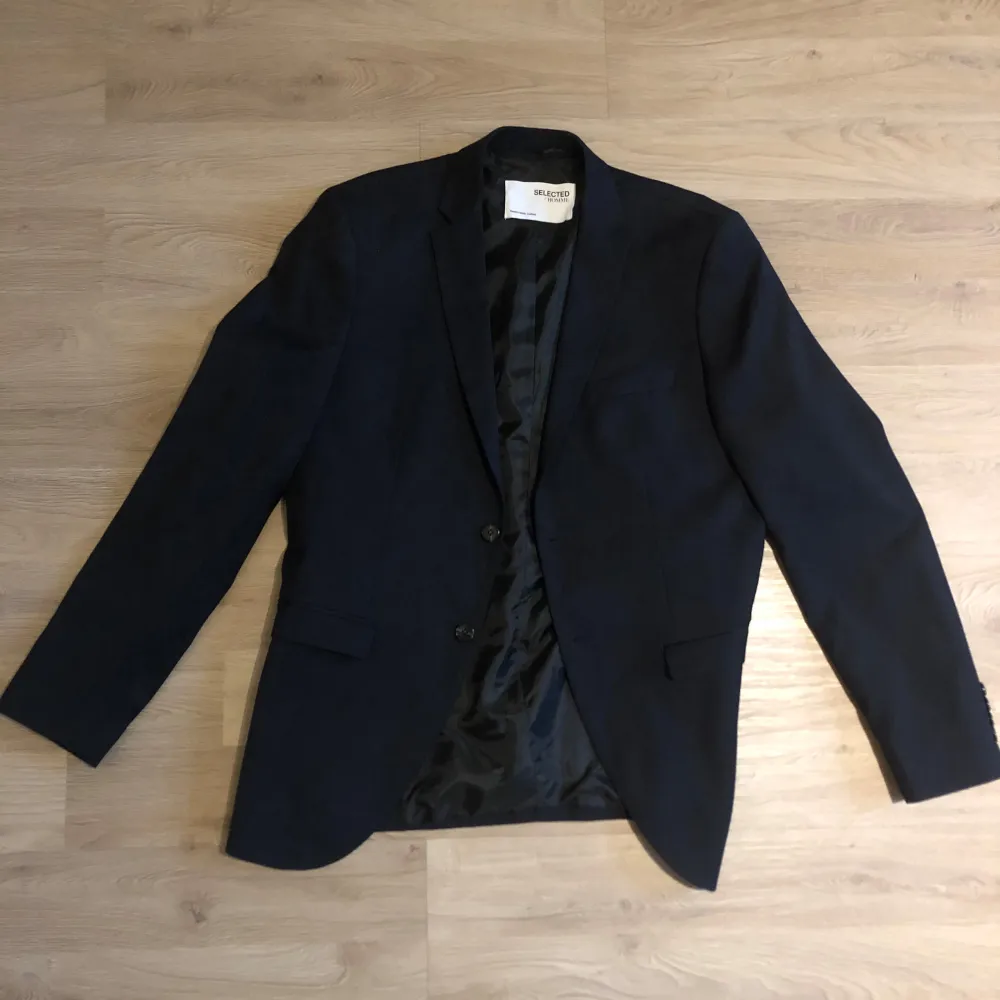 Den passar till festliga tillställningar men även bra till vardags. Jag har använt kostymen vid två tillfällen och den är i mycket bra skick, bortsett från en liten skråma på ena Axeln. Helt klart en utmärkt första kostym😊(storleken kan översättas till S/M). Puvut & Bleiserit.