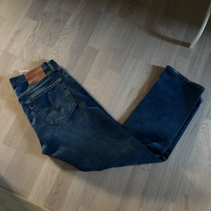Levis 501 jeans - Klassiska Levis 501 jeans i en snygg blå färg. De har en rak passform och är tillverkade i slitstarkt denim. Perfekta för en avslappnad stil.