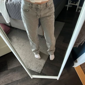 Gråa jeans - Gråa jeans från Gina i storlek 38, säljer då de är för stora🩵