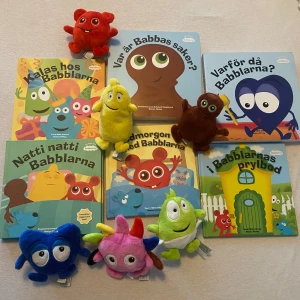 Bokpaket med Babblarna - Ett färgglatt bokpaket med sex böcker från Babblarna-serien. Inkluderar titlar som 'Var är Babbas saker?' och 'Natti natti Babblarna'. Perfekt för små barn som älskar Babblarna och deras äventyr. Böckerna har färgglada illustrationer och enkla texter som är lätta att följa. 6 st böcker och de små babblarna 500 för allt värde 1500