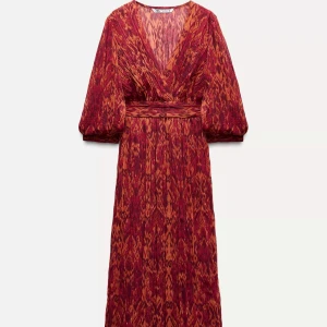 Röd långklänning från zara - Säljer min fina långa klänning från zara. Jättefint mönster och röd, jag är 164 cm och på mig är den perfekt längd. Endast använd en gång! Nypris 559