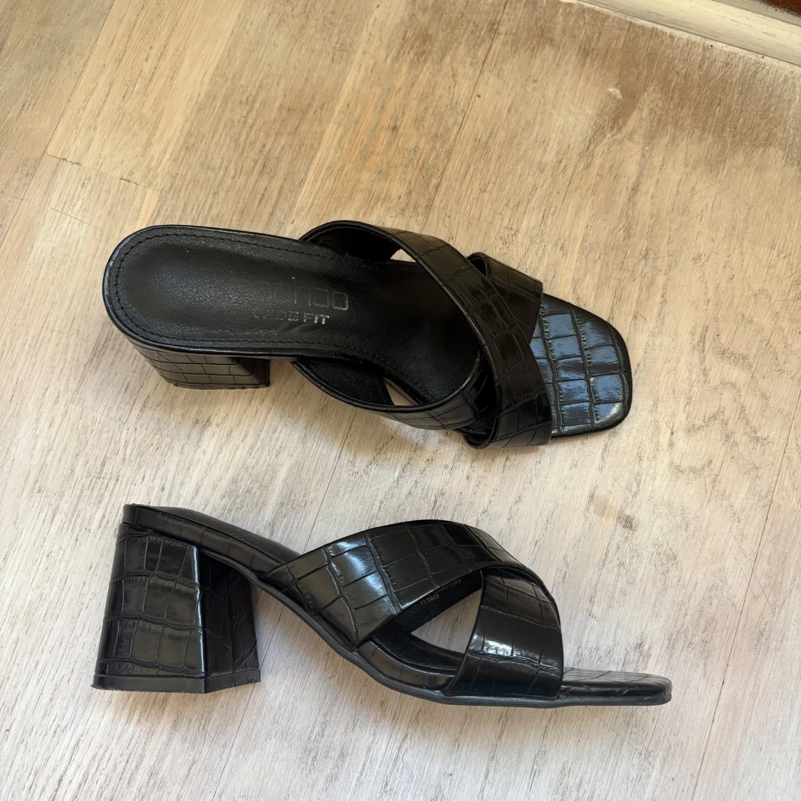 Svarta klackskor med krokodilmönster - 2