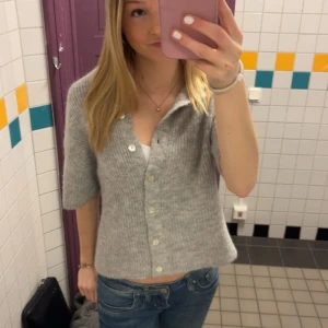 Grå kofta med knappar - Säljer en grå stickad kofta med korta armar. Den är endast använd 1 gång och i mycket bra skick💞💞