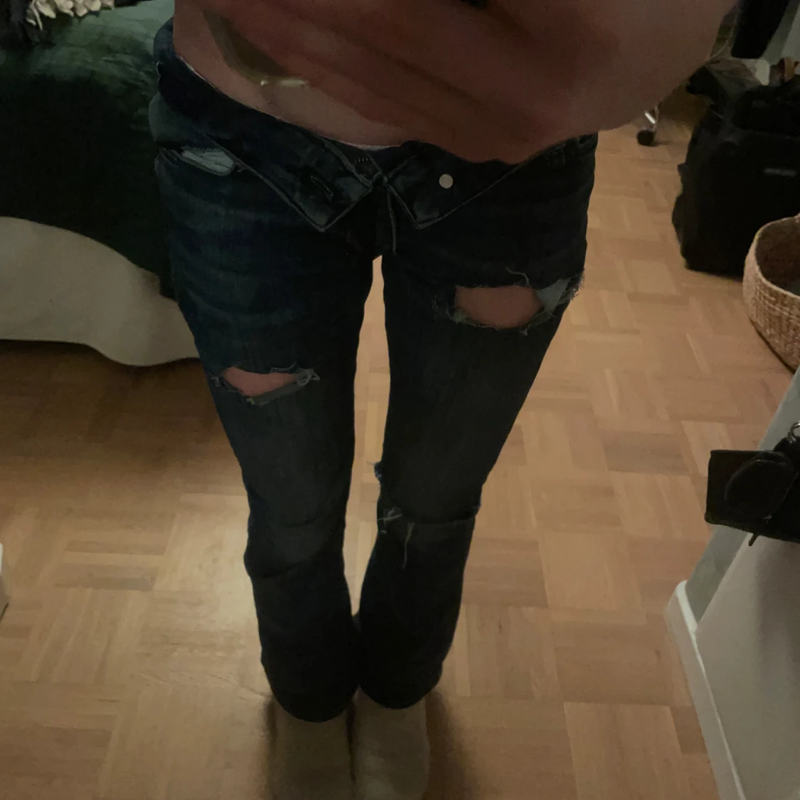 Mörkblå jeans med slitningar - 4