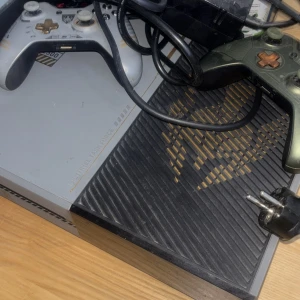 Xbox One med två kontroller - Säljer en Xbox One med två kontroller. 