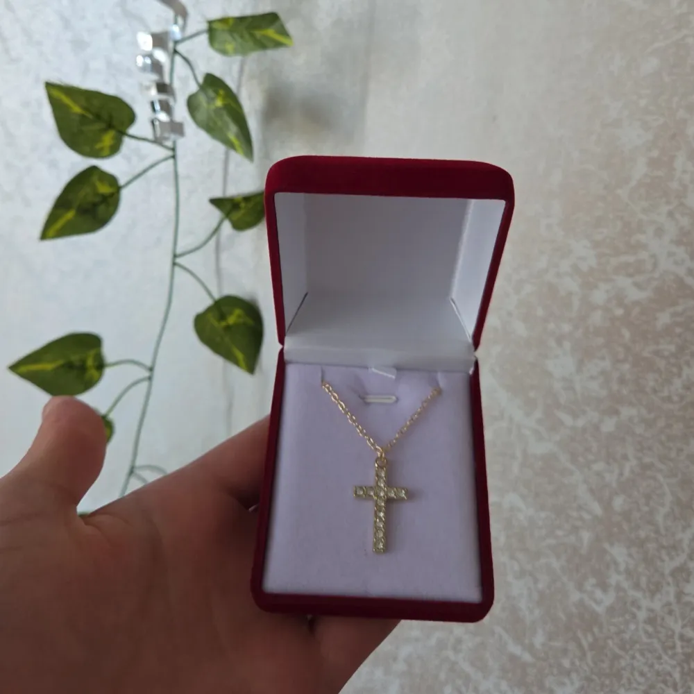 Säljer halsband med ett kors på. Helt nytt. Asusteet.
