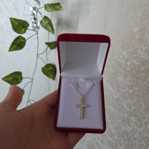 Halsband med ett kors  - Säljer halsband med ett kors på. Helt nytt